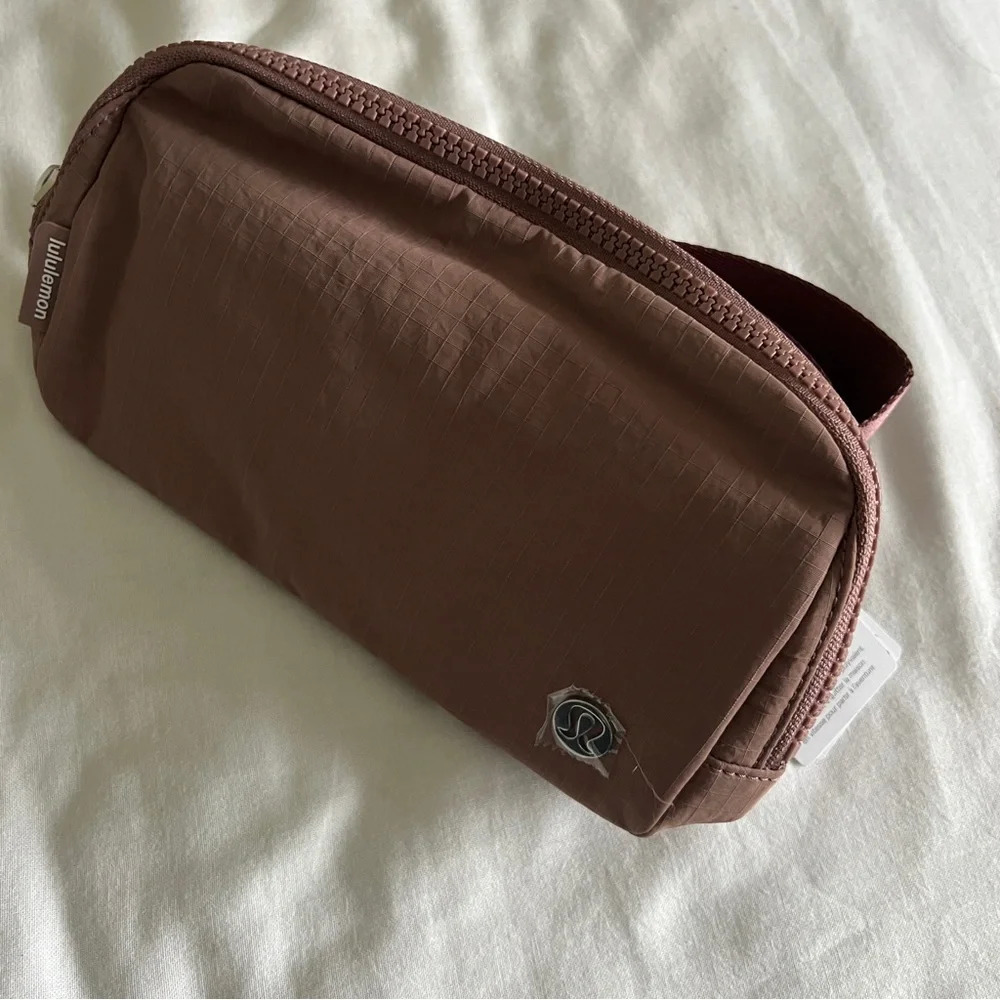 🆕 LAST ONE Lululemon Everywhere Belt Bag - Twilight Rose
